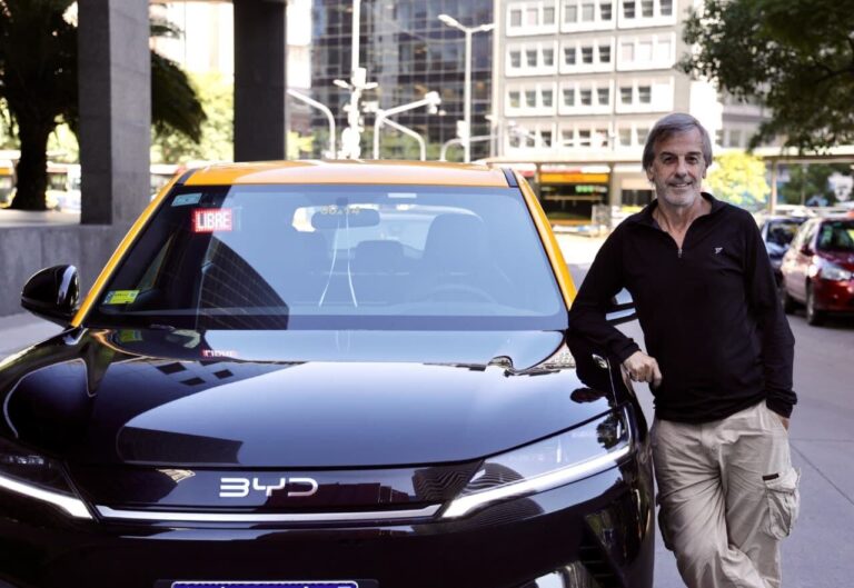 Taxista Gerardo Trillini junto a su taxi eléctrico BYD Yuan Pro en Buenos Aires