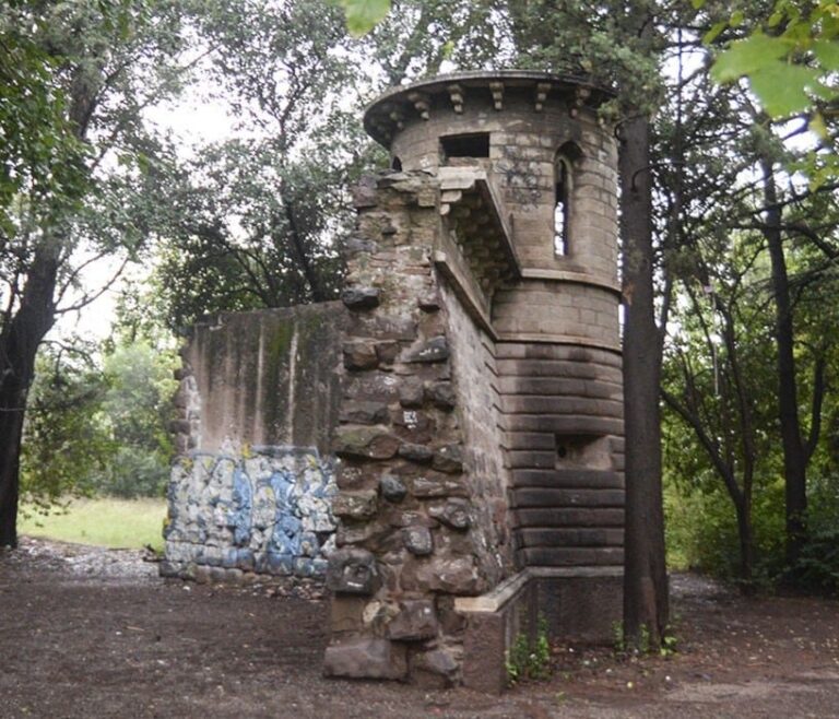 Torreón medieval abandonado en el Parque General San Martín de Mendoza
