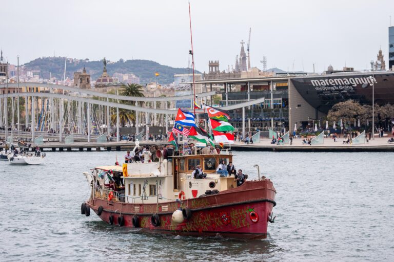 Activistas de la flotilla humanitaria desembarcando en Creta escoltados por guardacostas griegos