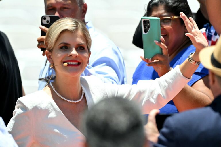 Laura Fernández en conferencia de prensa