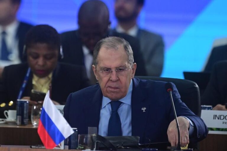 Fotografía de Sergei Lavrov y Marco Rubio en contexto de la comunicación telefónica
