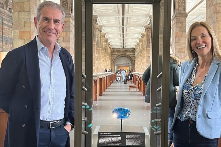 Maurice Ostro junto al topacio azul más grande del mundo en el Museo de Historia Natural de Londres