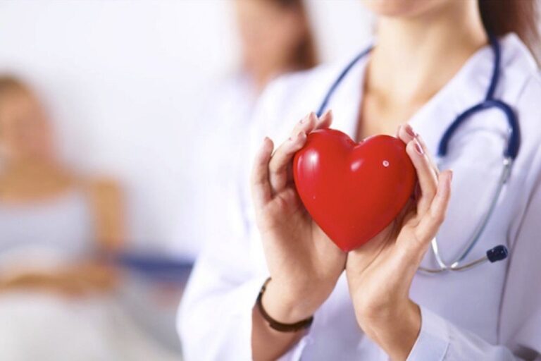 Mujer mayor de 50 años realizándose un control cardiovascular en un consultorio médico