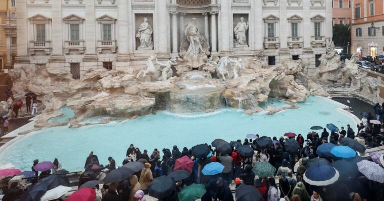Turista nadando en la Fontana di Trevi, Roma
