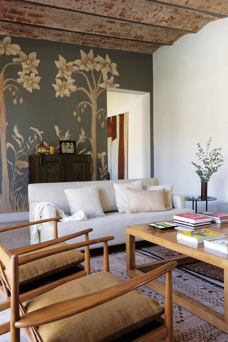 Mural botánico en living con árboles de magnolia en tonos verdes y neutros