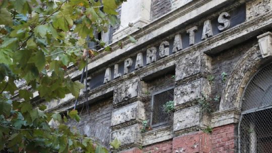 Fachada del edificio Alpargatas en Barracas con maleza, sede de Casa FOA 2026