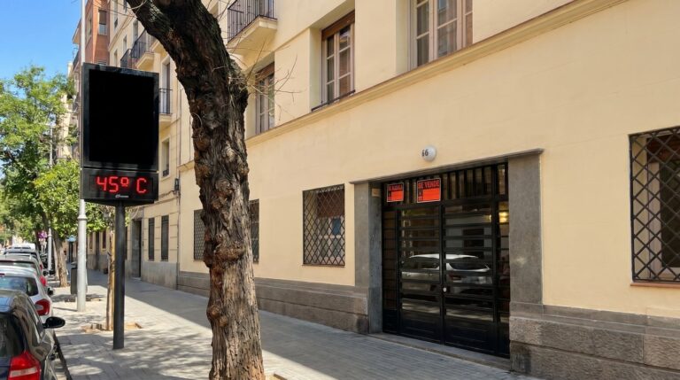 Edificios residenciales en una ciudad con clima extremo