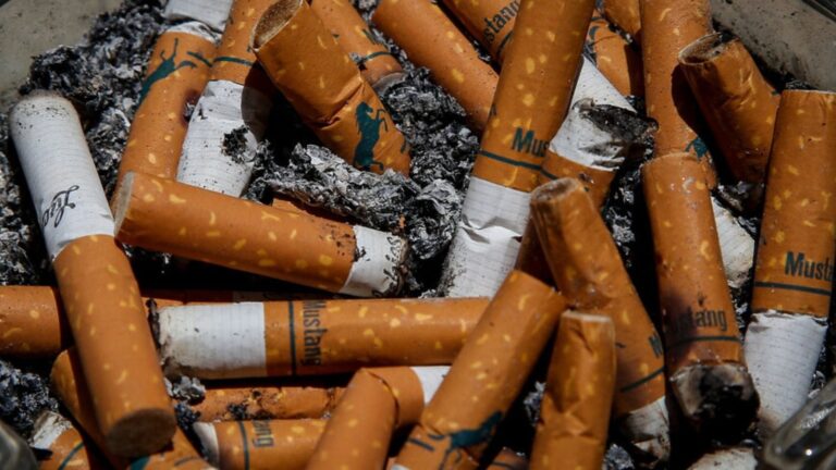 Personas fumando cigarrillos electrónicos en un entorno urbano
