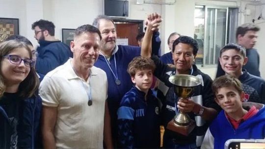Peter Thiel compitiendo en un torneo de ajedrez en un club barrial de Almagro, Buenos Aires