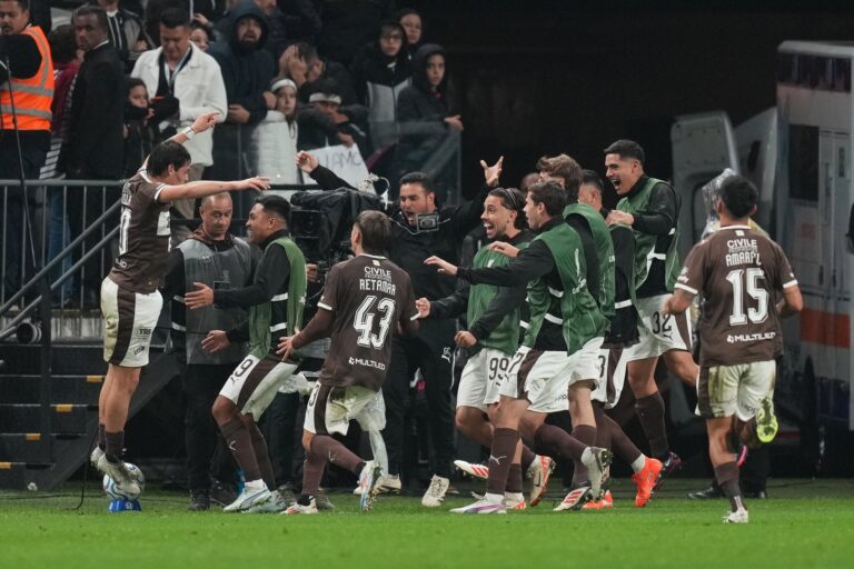Jugadores de Platense celebran un gol en el estadio Neo Química Arena ante Corinthians
