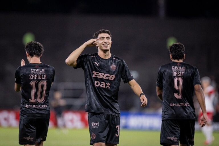 Estadio Neo Química Arena con los escudos de Corinthians y Platense