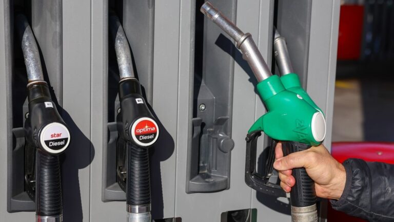 Estación de servicio con surtidores de gasolina y gasóleo