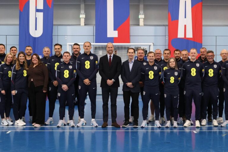 Príncipe William junto a jugadores de la selección de Inglaterra durante una visita al entrenamiento