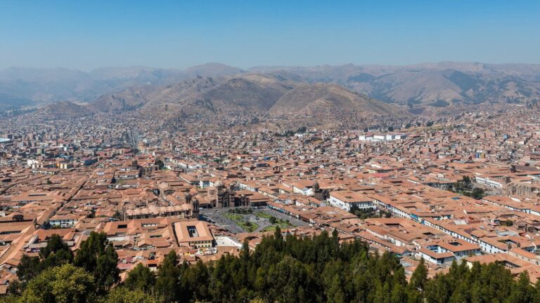 Paisaje de Cusco con cielo nublado