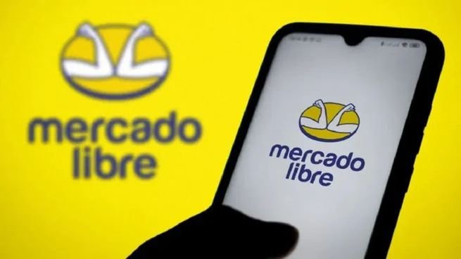 Logotipo de Mercado Libre sobre fondo azul