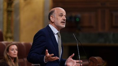 Patxi López, portavoz del PSOE en el Congreso, declarando a los medios en los pasillos del Congreso