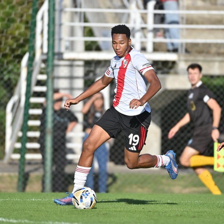 Jonathan Spiff, delantero juvenil de River Plate, durante un entrenamiento