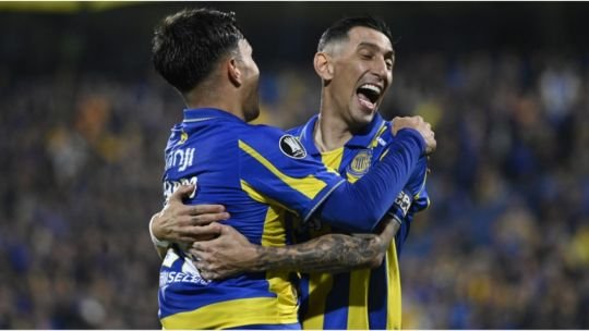 Jugadores de Rosario Central celebrando un gol en el estadio Gigante de Arroyito