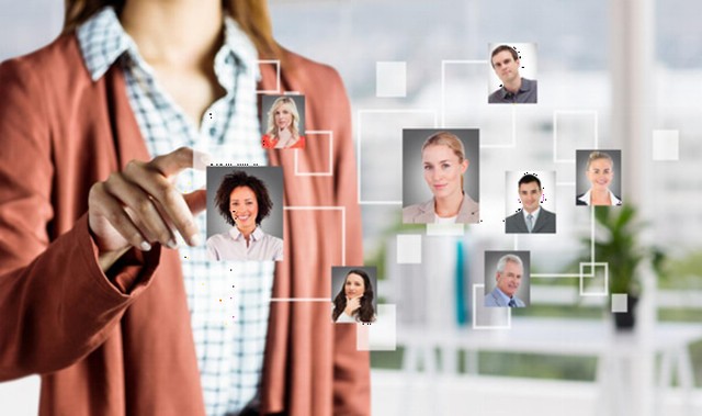 Personas trabajando en equipo con herramientas digitales de recursos humanos