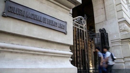 Estudiantes en asamblea del Colegio Nacional de Buenos Aires