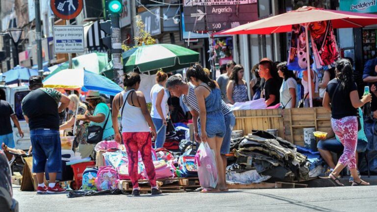 Puestos de venta callejera ilegal en la calle Perú, Ciudad de Buenos Aires