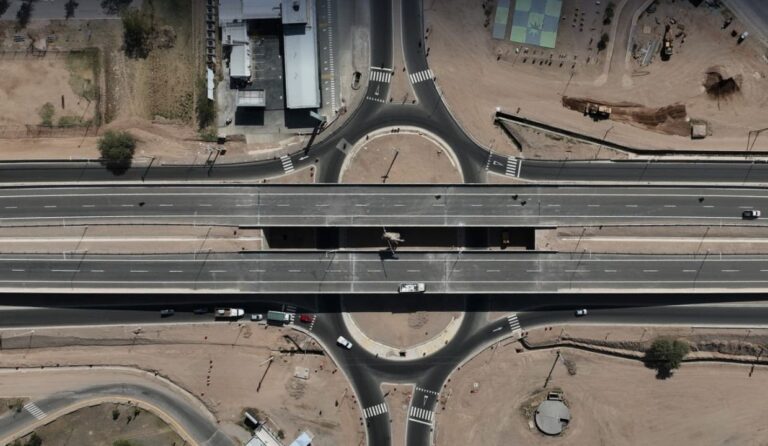 Cartel de obra vial sobre ruta nacional en La Rioja