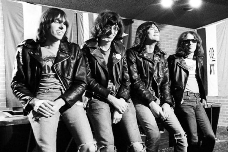Los Ramones en concierto en los años 70