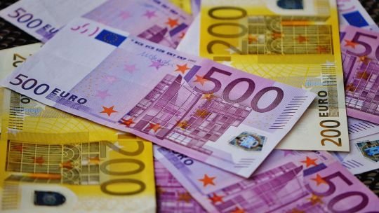 Billetes de euro y pesos argentinos sobre una mesa