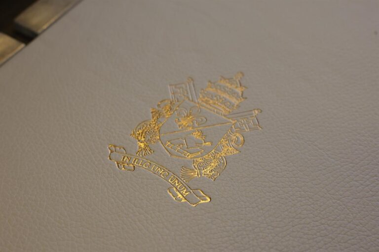 Ejemplar del libro 'A la muy antigua, noble y coronada Villa de Madrid' encuadernado en chagrín blanco con decoración en pan de oro