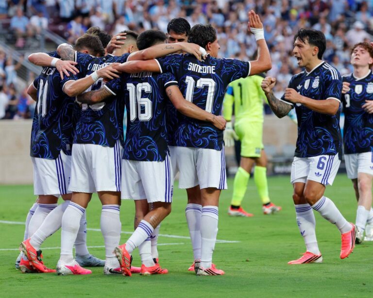 Jugadores de Argentina y Brasil en partidos amistosos