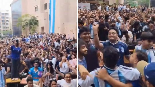 Multitud de simpatizantes con banderas argentinas celebrando en una universidad de Bangladesh durante el partido del Mundial 2026