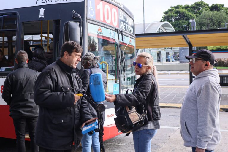 Personas esperando un colectivo en la Ciudad de Buenos Aires