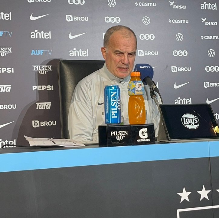 Marcelo Bielsa en conferencia de prensa con la selección uruguaya