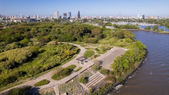 Vista de la Ciudad de Buenos Aires con edificios y espacios verdes