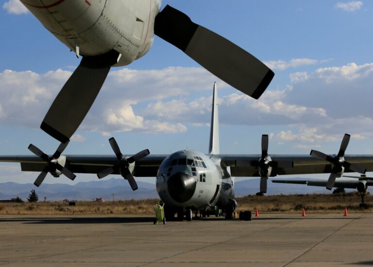 Avión C-130 Hércules de la Fuerza Aérea de Chile en pista de aterrizaje