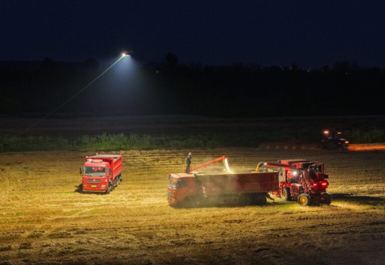 Dron cautivo iluminando un campo de trigo durante la noche en Feidong, China