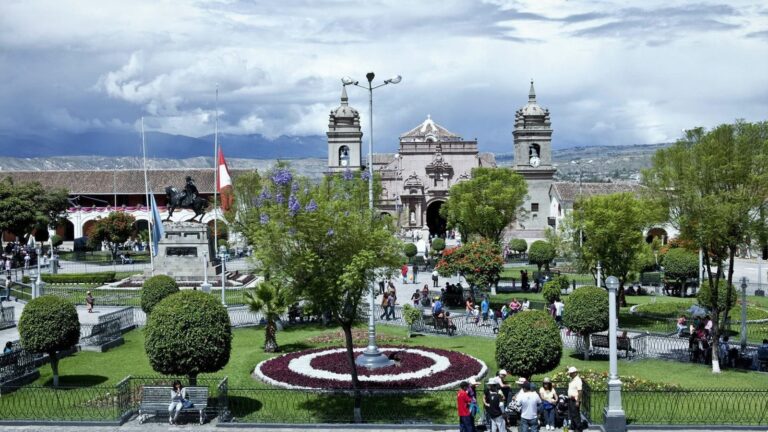 Vista panorámica de la ciudad de Ayacucho con cielo despejado