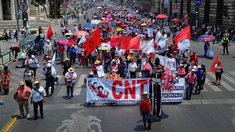 Maestros de la CNTE en protesta en el Centro Histórico de la Ciudad de México