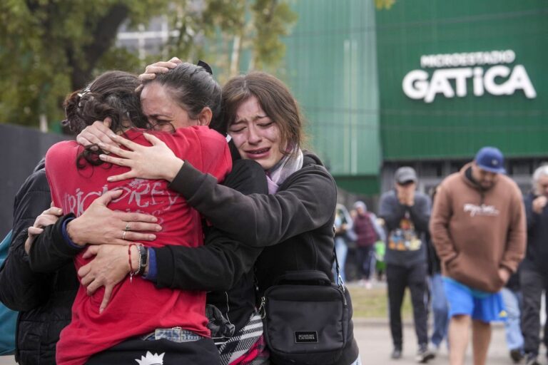 Multitud de fanáticos en la fila para el velatorio del Indio Solari en Avellaneda