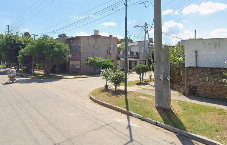 Escena del crimen en la intersección de las calles Apipé y Pedro Obligado en González Catán