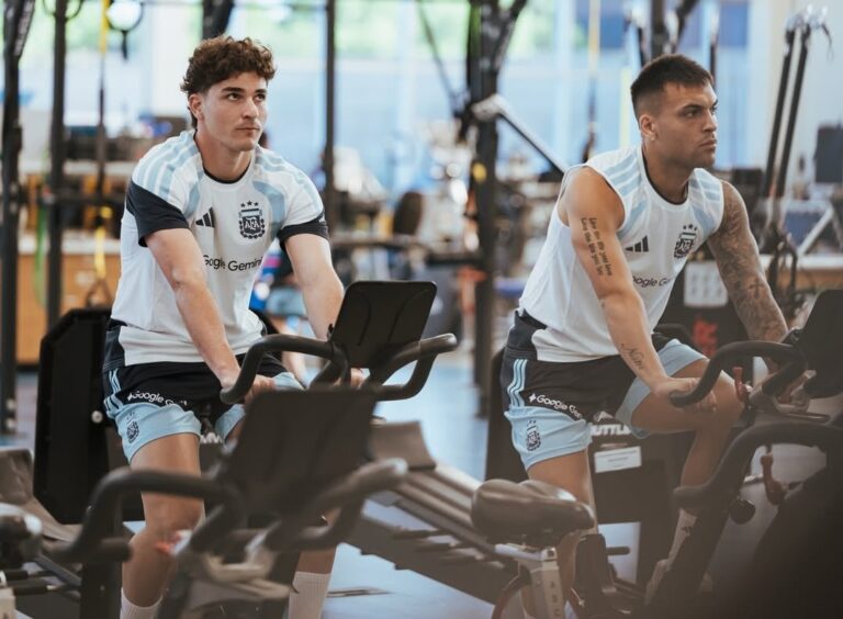 Cristian Romero y Julián Álvarez en entrenamiento de la selección argentina en Kansas City