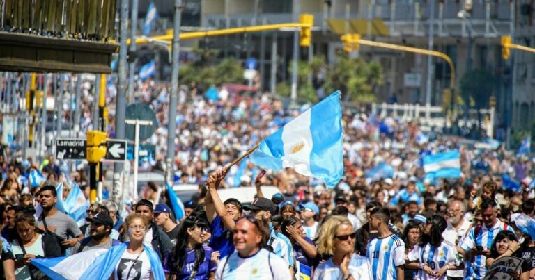Bandera nacional argentina flameando en un mástil