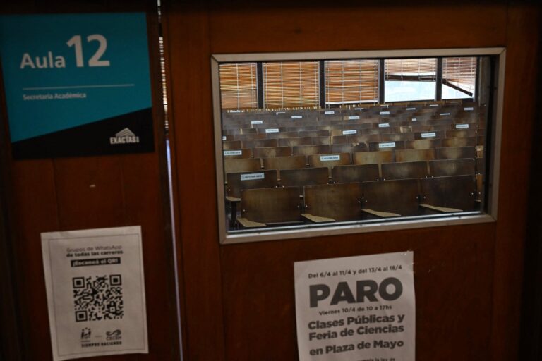 Docentes universitarios durante una protesta
