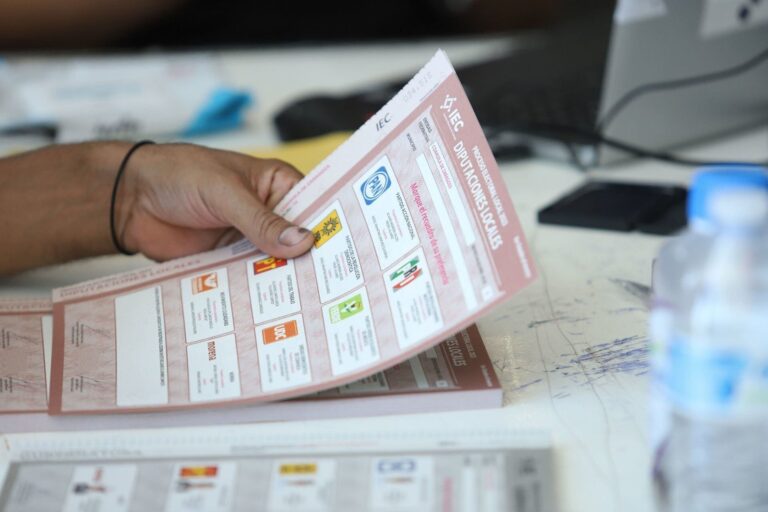 Personas votando en casilla electoral durante elecciones en Coahuila