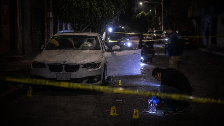 Automóvil BMW en la Calzada Zavaleta de Puebla tras el ataque