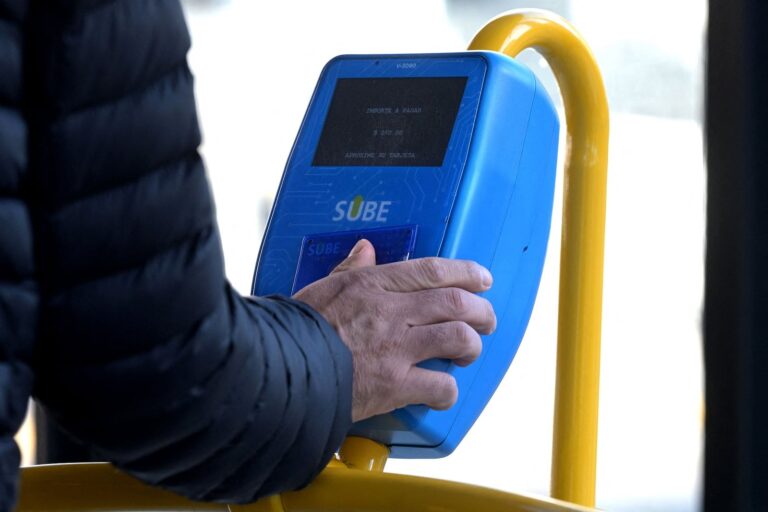 Persona con discapacidad usando tarjeta SUBE en un colectivo