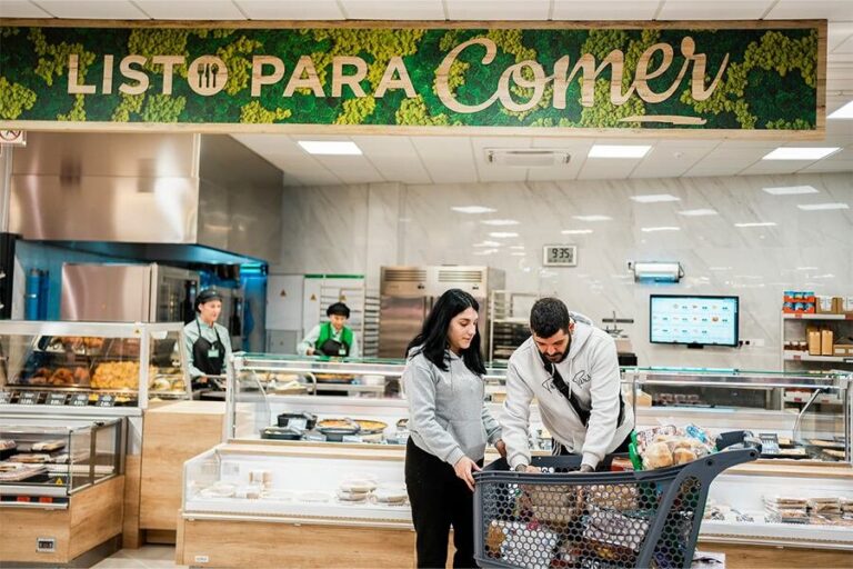 Interior de un supermercado Mercadona con zona de mesas y sillas para consumo de productos