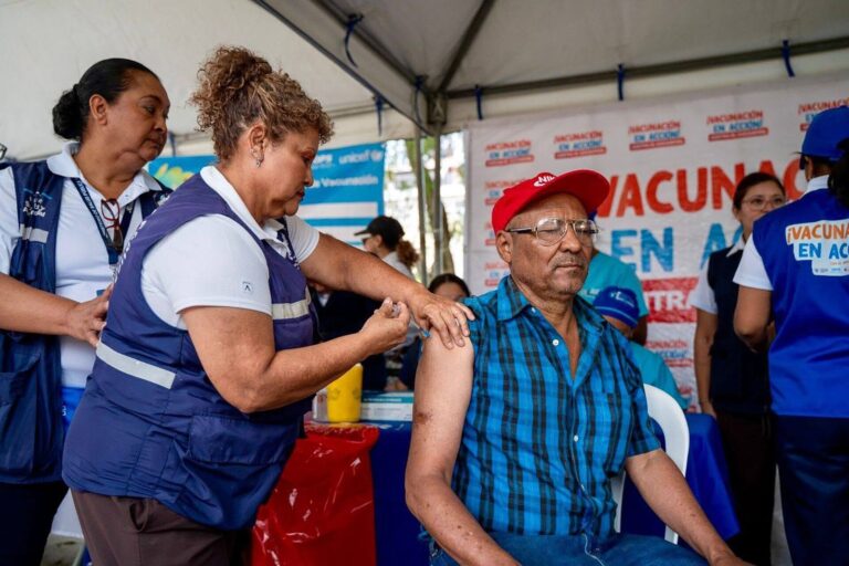 Personal de salud vacunando a un niño en Guatemala durante la Semana de Vacunación de las Américas