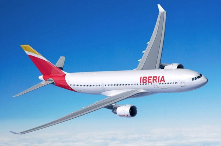 Avión de Iberia en pista de aterrizaje