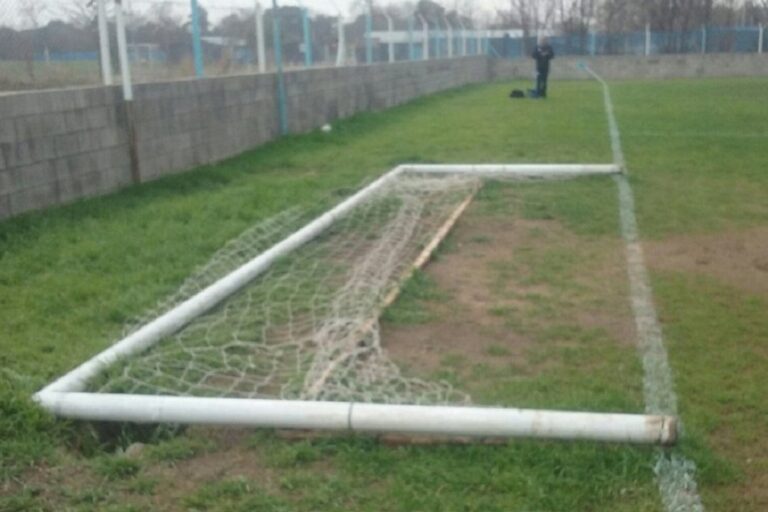 Imagen ilustrativa de un arco de fútbol caído en un predio